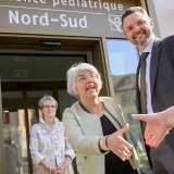 La conseillère fédérale Elisabeth Baume-Schneider (au centre) a visité mardi le centre médical "Nord-Sud" de Crissier (VD), appartenant à l'Ensemble hospitalier de la Côte (EHC). Keystone/LAURENT GILLIERON